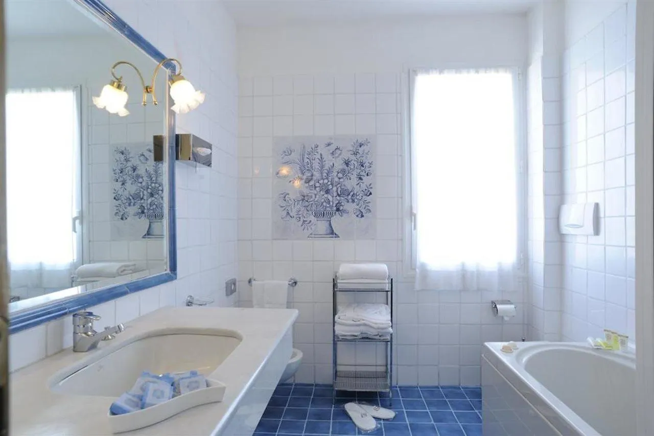 Hotel Mediterranee Genoa 3*,