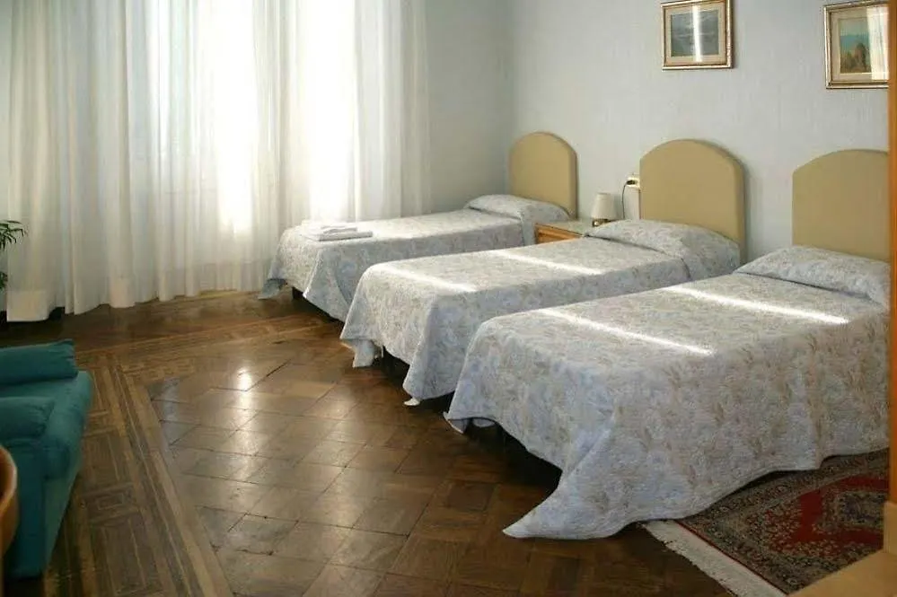Hotel Mediterranee Генуя