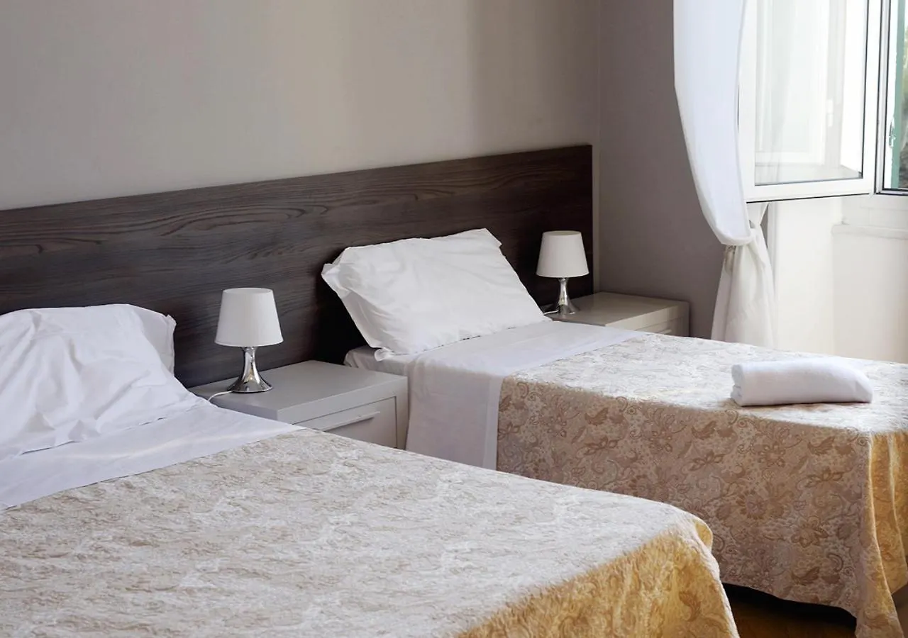 ***  Hotel Mediterranee Генуя Италия